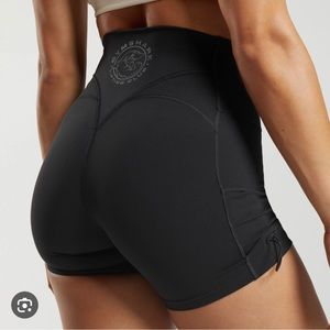 Gymshark Legacy shorts with scrunch! 🖤